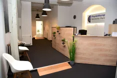 Ein freundlich gestalteter Tresen in einem Anmeldebereich