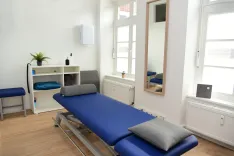 Ein Behandlungsbank, die in einem Behandlungsraum steht