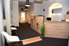 Ein freundlich gestalteter Tresen in einem Anmeldebereich